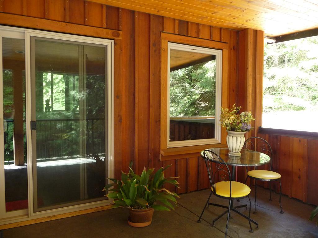 Davis Brook Retreat Panzió Sechelt Kültér fotó